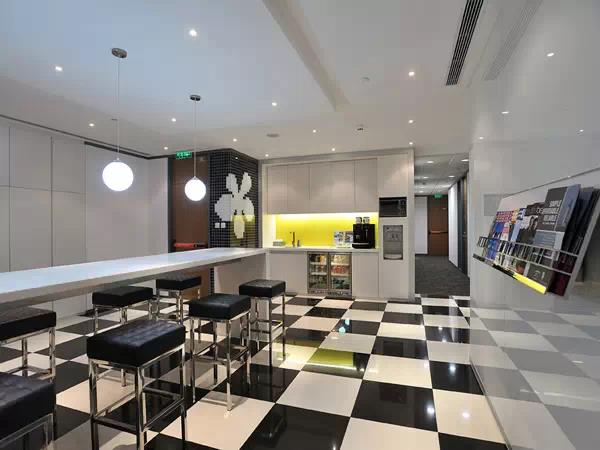 現(xiàn)代簡約型的茶水間設(shè)計(jì)欣賞